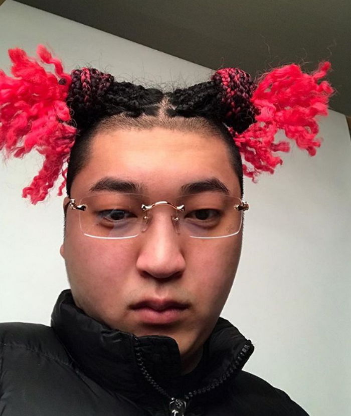 핫핑크색 ‘뿌까 머리’하고 귀엽게 셀카 찍은 ‘여심 스틸러’ 언에듀케이티드 키드