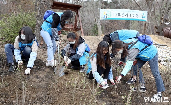 KT&G, 미세먼지 폭탄 막으려 북한산 국립공원서 ‘나무심기’ 봉사 진행