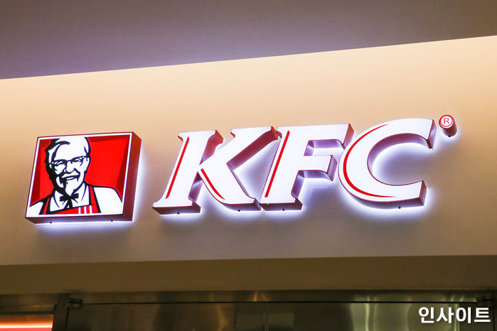 오늘(10일) KFC 가서 육즙 좔좔 에그타워버거 한개 사면 타워버거 한개 ‘공짜’