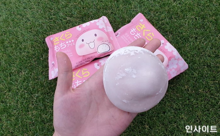 ‘쫄깃쫄깃’ 분홍 모찌 안에 달콤한 아이스크림 흘러나오는 ‘벚꽃모찌’ 비주얼