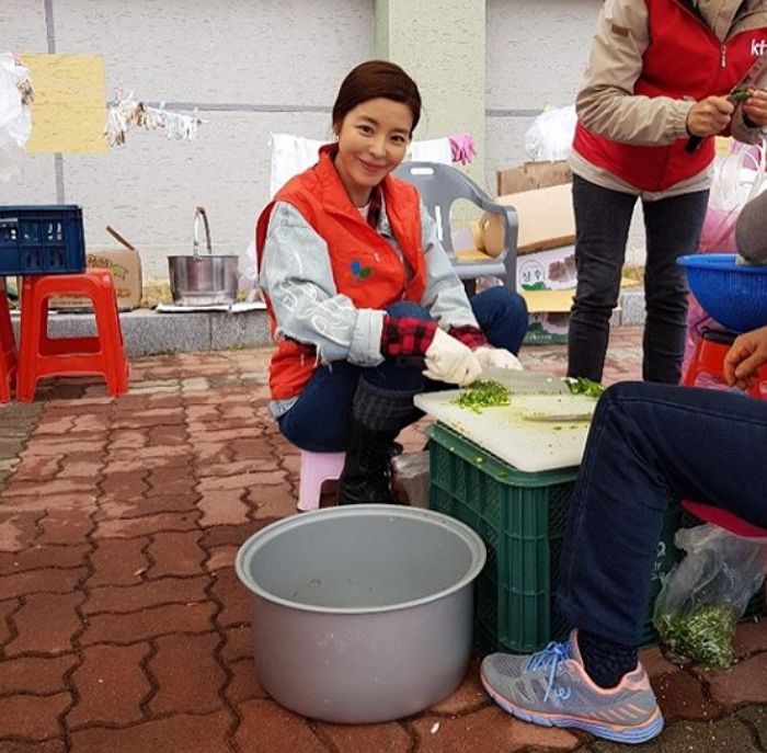 강원 산불피해 지역에 직접 찾아가 봉사활동 한 배우