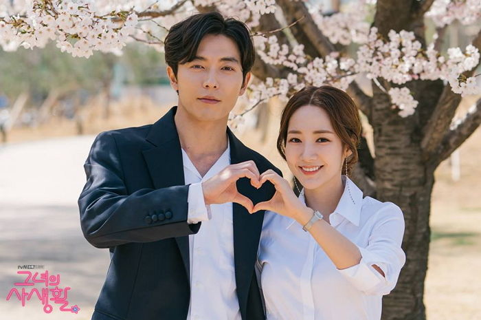 분홍빛 벚꽃 아래서 ‘현실 커플’ 같은 핵달달 데이트 즐기는 김재욱X박민영
