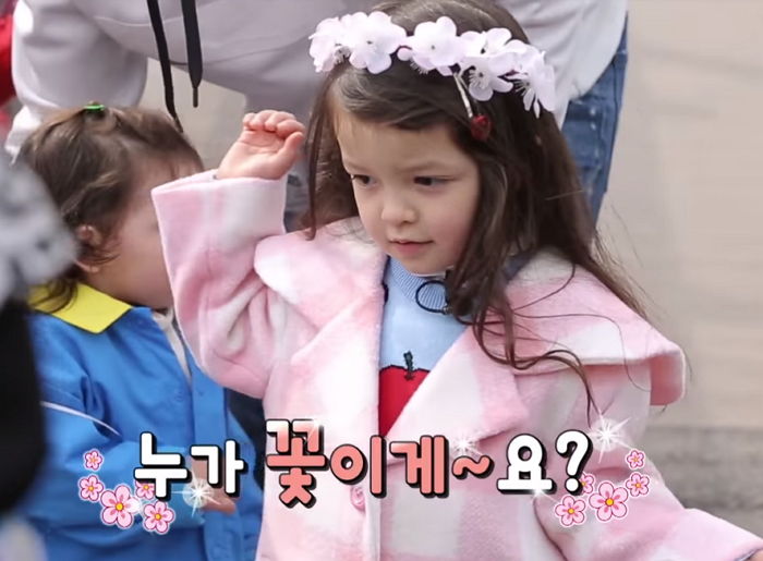 ‘벚꽃 화관’ 쓰고 더 사랑스러워진 ‘요정 미모’ 뽐내는 나은이