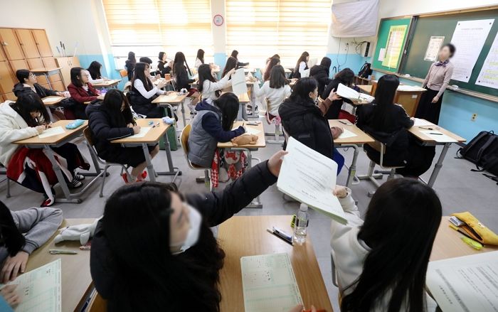 “4월 모의고사 한국사 시험 도중 ‘이 오빠’보고 심쿵한 여학생들은 손을 들어주세요”