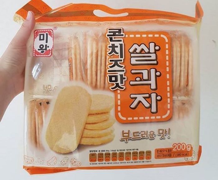 정신 놓고 먹다 보면 순식간에 한 봉지 싹 비운다는 콘치즈 맛 쌀과자