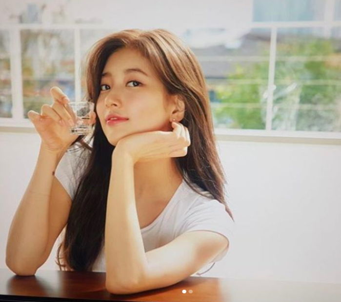 같이 ‘술 한잔’ 먹어보고 싶게 만드는 청순한 수지 사진