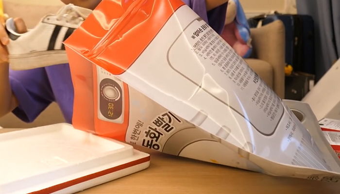 힘 1도 안 들이고 지퍼백에 신발 넣어 흔들기만 하면 되는 ‘자취 끝판왕’ 빨래템