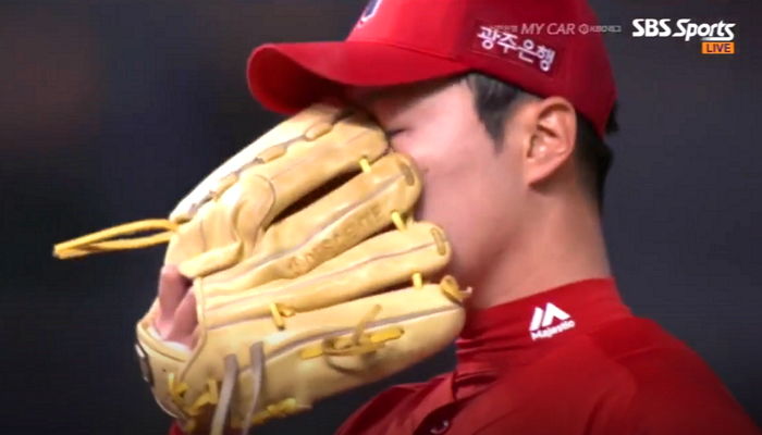 역전 당하자 서러워 그라운드 위에서 눈물 흘린 99년생 ‘뽀시래기’ 투수
