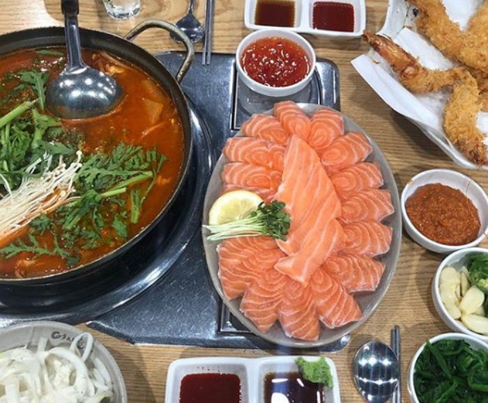 ‘두툼+쫄깃’한 연어 한 접시 단돈 ‘5천원’에 먹을 수 있는 대혜자 연어집