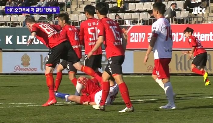 심판 몰래 한국 선수 ‘얼굴’ 차버린 ‘EPL 출신 K리거’ 조던 머치
