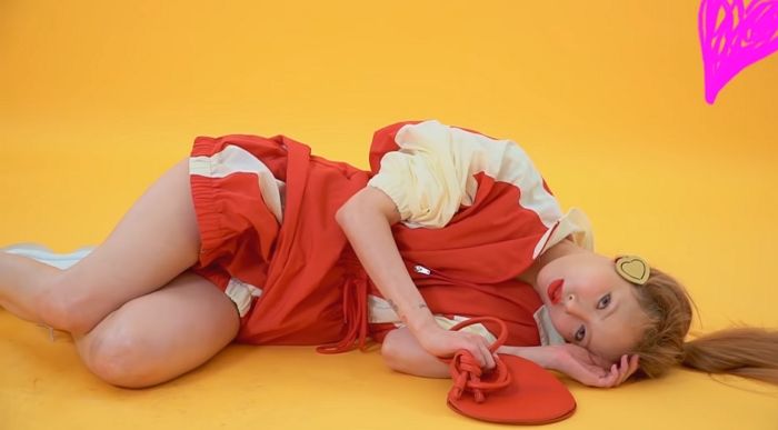 치마 ‘휙’ 들어 올리는 난해한 콘셉트도 완벽하게 소화하는 ‘화보 장인’ 현아