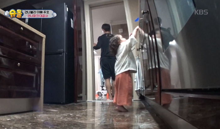 배고파서 ‘폭주’해 부엌에 있는 분유통 훔치다 쏟아버린 건후