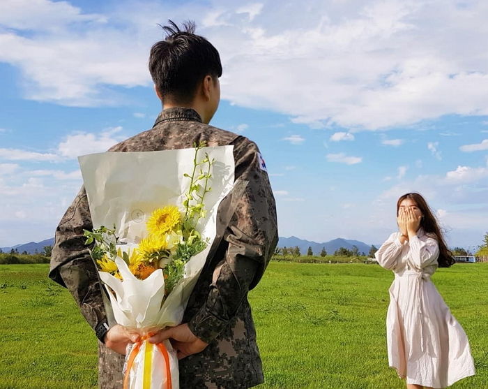 전역때까지 ‘2년’을 함께 견뎌낸 꽃신♥군화만 찍을 수 있는 ‘해바라기꽃다발샷’