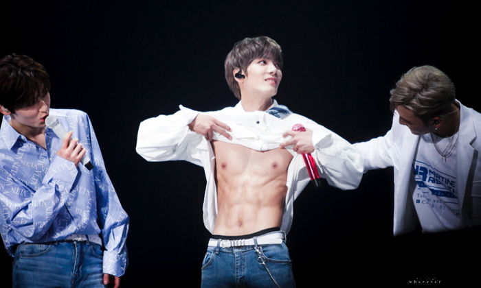 “청순한 얼굴에 그렇지 못한 몸매” 콘서트서 ‘반전 복근’ 공개한 김종현