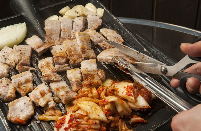 “같이 다니는 동기가 자긴 고기 못 굽는다면서 남이 굽는 고기만 주워 먹어요”
