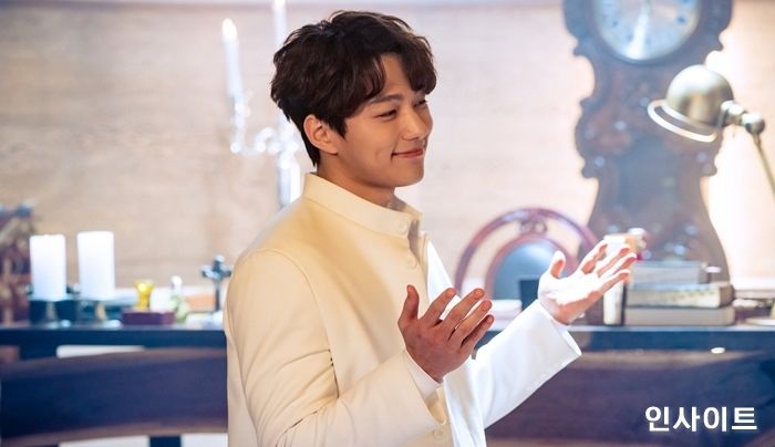 새 드라마서 ‘천사’로 나오는 인피니트 엘의 성스러운 비주얼