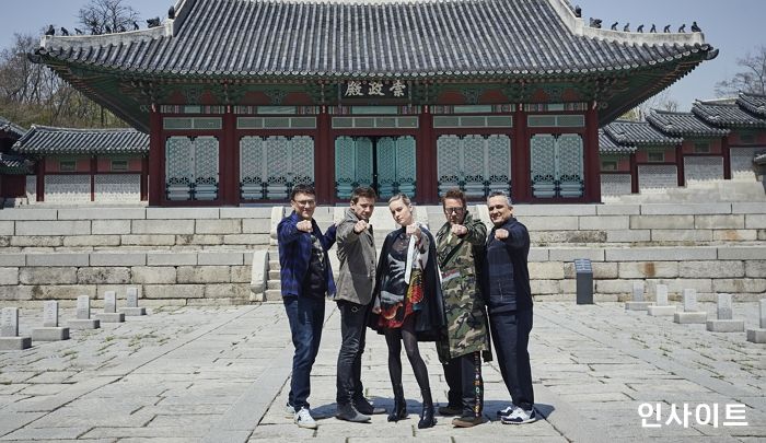 내한 일정 끝내고 한국 떠나며 ‘경희궁 인증샷’ 공개한 어벤져스 군단