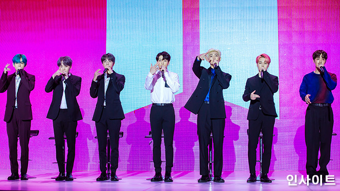 자막 가릴까 봐 영상 나오는 내내 무릎 꿇고 앉은 ‘배려甲’ 방탄소년단