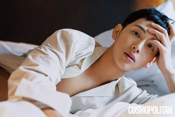 단추 풀어헤친 섹시한 상의 탈의 화보 공개한 ‘모태솔로’ 임시완