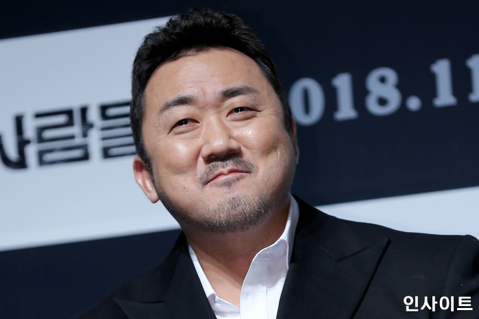 배우 마동석이 8일 오전 서울 강남구 CGV 압구정에서 열린 영화 '동네사람들' 제작보고회에 참석해 미소짓고 있다. / 사진=박찬하 기자 chanha@