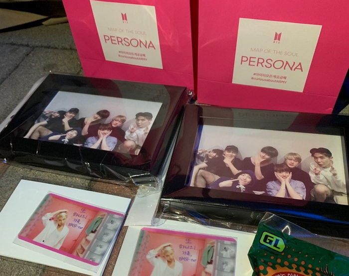 공개방송 온 팬들에게 멤버들과 함께 찍은 ‘가족사진’ 역조공한 ‘다정보스’ RM