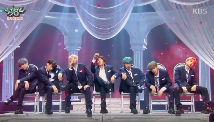 ‘디오니소스’ 무대서 교복 입고 등장해 역대급 소년미 폭발한 방탄소년단