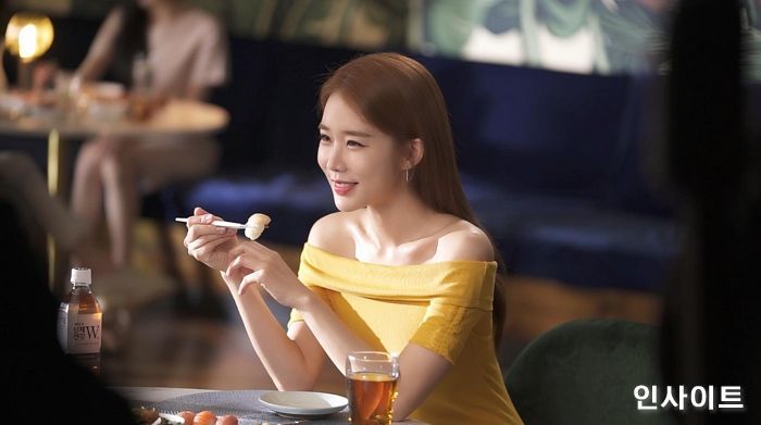 ‘신체건강 W’ 건강 미녀 유인나, 무결점 몸매 먹방 현장 포착