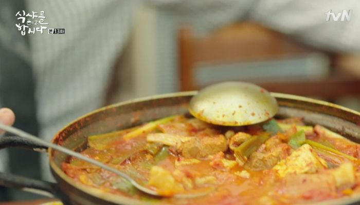 “숟가락 넣어 먹어 ‘침’ 들어간 찌개를 재탕하는 엄마 때문에 밥맛이 뚝 떨어집니다”