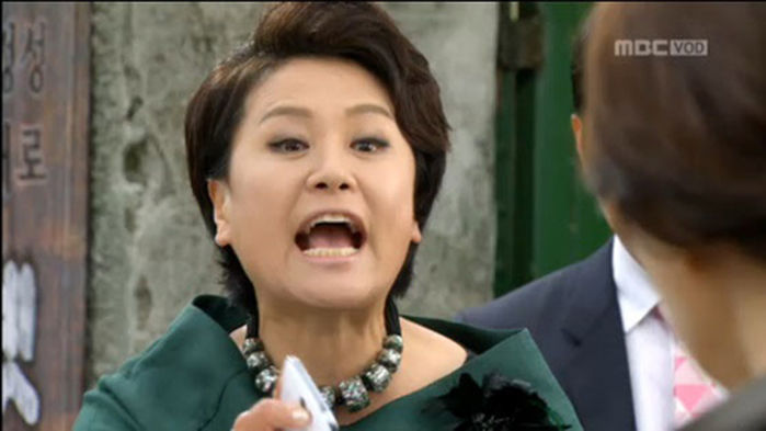“지하철에서 처음 보는 할머니에게 머리카락 길다고 욕 먹었습니다”
