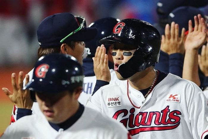 “프로 맞아요?” 9회에만 14점 터져 팬들 속터지게 한 롯데vs기아 ‘레전드’(?) 매치
