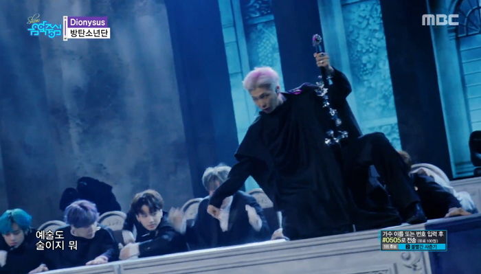 ‘검은망토+슈트’ 입고 ‘흑마법사’로 변신한 오늘자 방탄 ‘디오니소스’ 무대