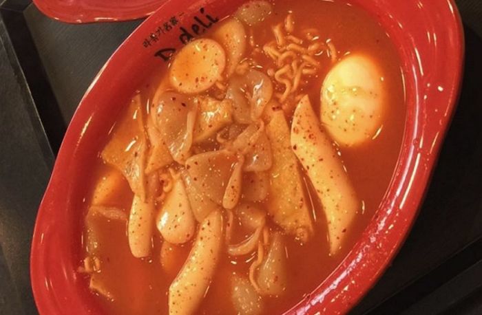 초등학교 앞에서 파는 달달한 떡볶이 땡길 때 가기 딱 좋은 추억의 맛집 ‘디델리’