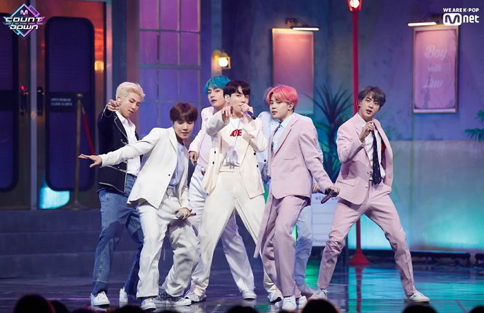 음방서 후배들 카메라 나오게 맨 뒤에 서있던 ‘인성甲’ 방탄소년단