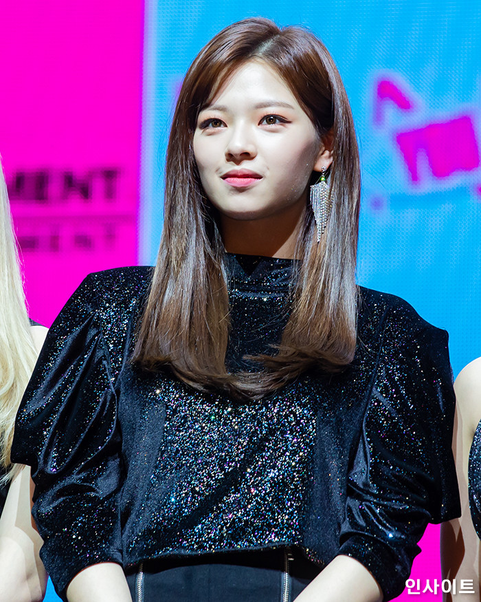 오늘(22일)자 컴백 쇼케이스서 ‘긴 생머리’로 역대급 ‘청순미’ 폭발시킨 정연