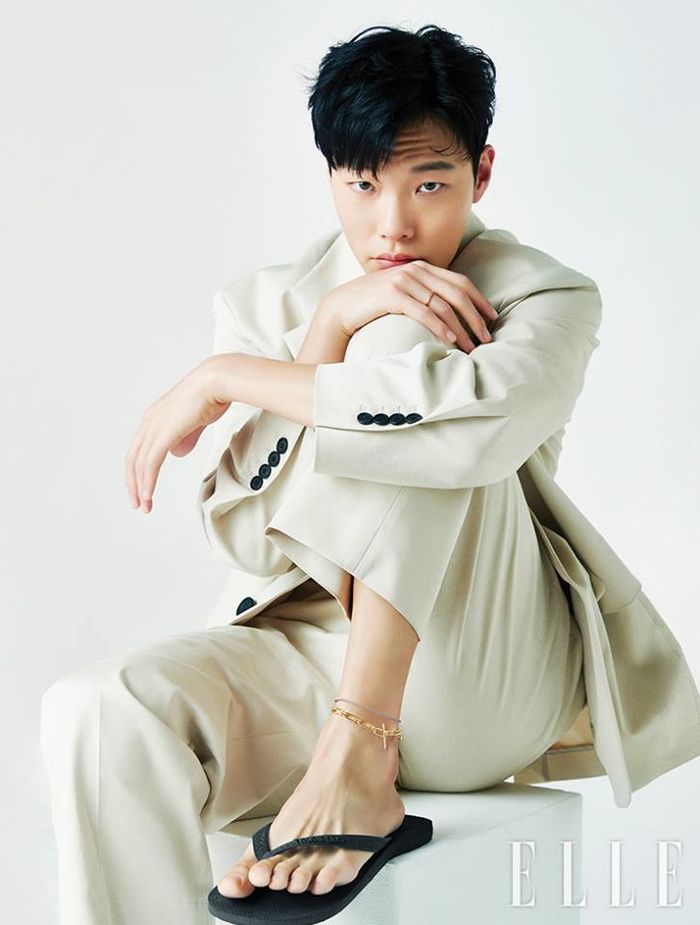 “손마저 잘생겼다” 여자보다 고운 손 가져 ‘쥬얼리 화보’ 꿰찬 류준열