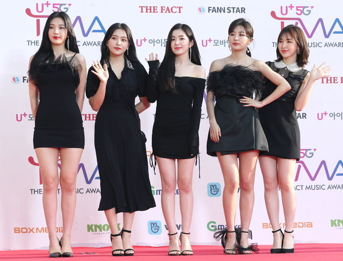 오프숄더 입고 ‘직각 어깨+우윳빛 피부’ 드러낸 ‘세젤예’ 아이린