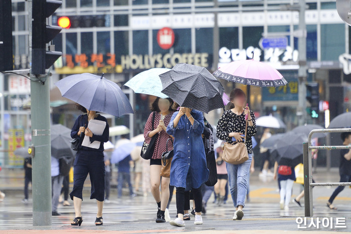 “비바람 몰아친다”···불금인 오늘(26일) 전국 돌풍 동반한 비 내려 쌀쌀하다