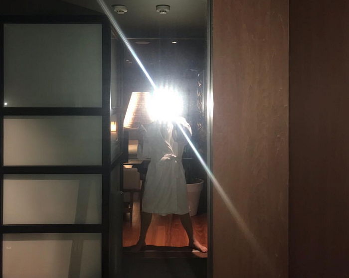 바지 내리고 춤추는 영상에 이어 알몸에 ‘샤워가운’만 걸친 ‘남친짤’ 올린 영비