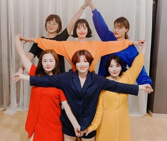 쿵짝 잘 맞는 진짜 ‘인생 친구’ 6명 모여야만 찍을 수 있는 ‘별모양 우정샷’