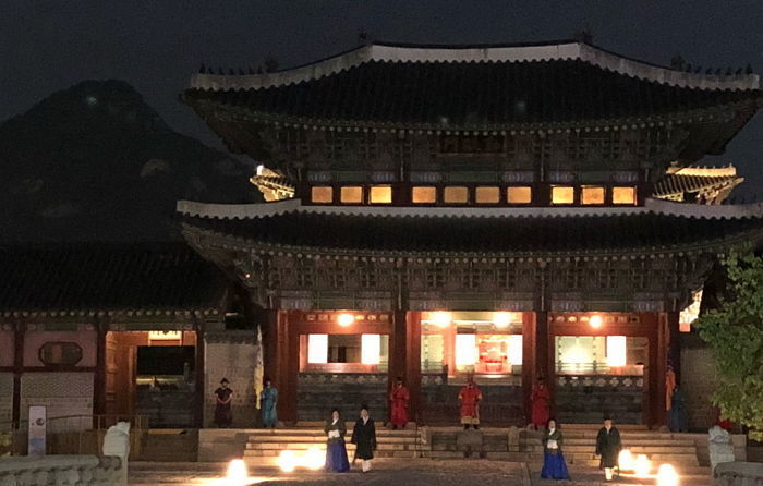 “오늘(26일)부터 썸타는 사람과 가면 뽀뽀하고 돌아온다는 경복궁 야간개장 시작한다”