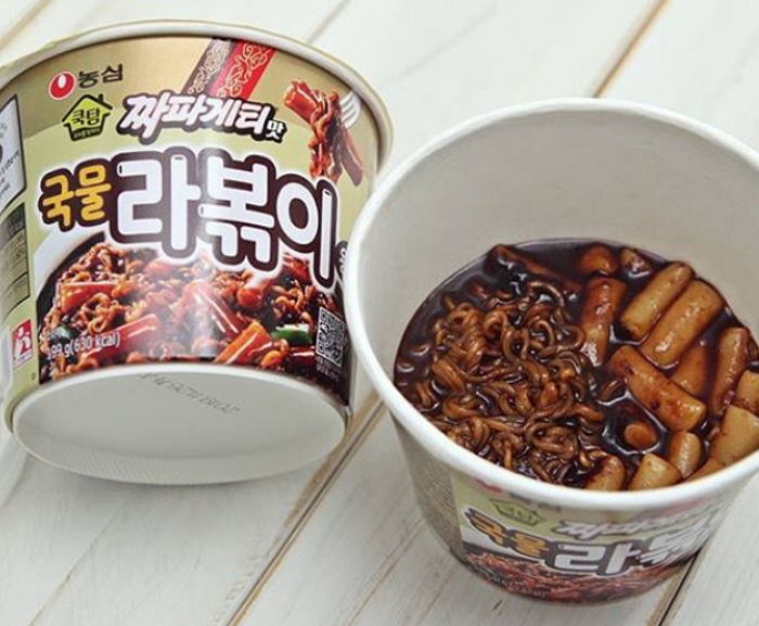 ‘떡+짜장소스’ 조합으로 난리난 짜파게티 국물라볶이가 ‘컵’으로 출시됐다