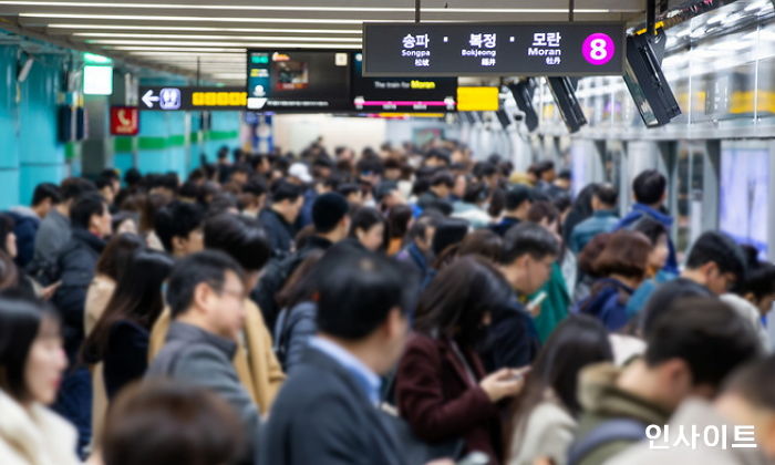 ‘서울+경기+인천’에 사는 직장인은 하루 출퇴근에 평균 ‘114분’을 쓴다