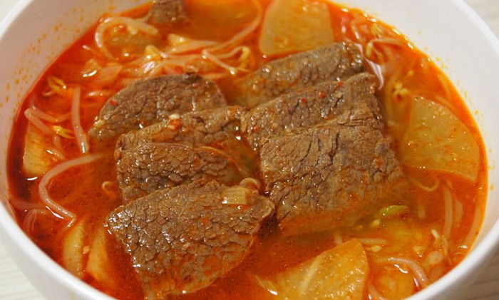 “밥 두그릇 뚝딱” 칼칼하고 달큰해 완전 밥도둑이라는 경상도식 소고기뭇국
