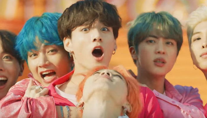 팬들 위해 ‘잔망미’ 폭발하는 ‘작은시-아미 버전’ 뮤비 공개한 방탄소년단