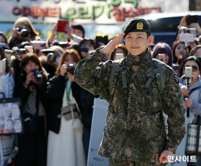 방금 더 훈훈해진 비주얼로 ‘만기 전역’한 지창욱