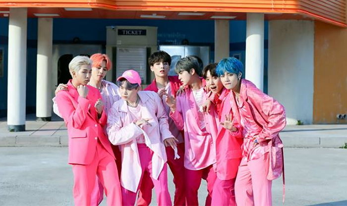 “커피차에 장미꽃까지” 바쁜 와중에도 팬들 위해 ‘역조공’ 이벤트 한 방탄