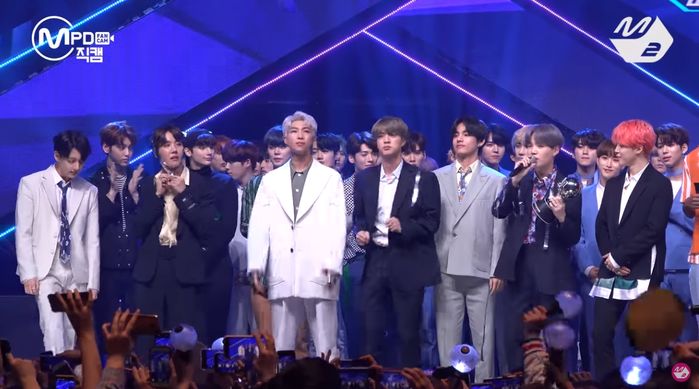 음방 엔딩서 후배들 안 보일까 봐 맨 앞으로 불러낸 ‘인성 甲’ 방탄 뷔