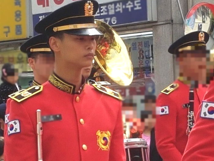 “집 가다가 ‘군악대 퍼레이드’해서 봤는데 군인이 아이돌이었습니다”