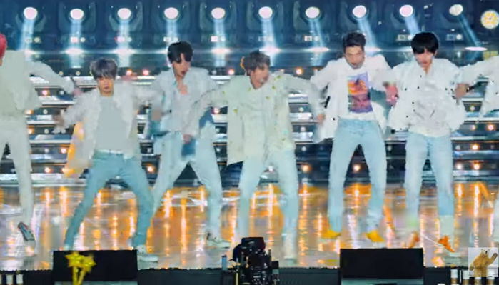 ‘맏형’ 진이 ‘꽝’하고 넘어지자 동시에 달려가 걱정해준 방탄소년단