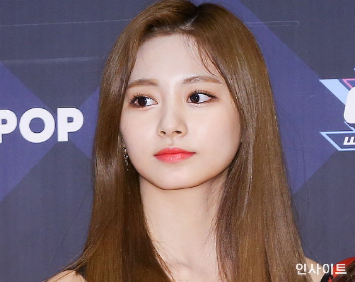 새 앨범 활동에서 긴 생머리하고 ‘숨멎’ 미모 과시 중인 ‘키 170cm 모델 포스’ 쯔위